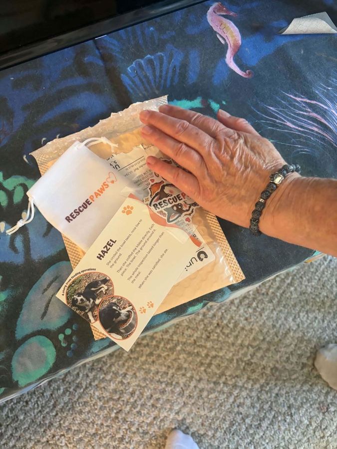 Customer photo from a verified Judge.me review of the Ocean Bracelet: the drawstring pouch, the story card and the bracelet on her wrist