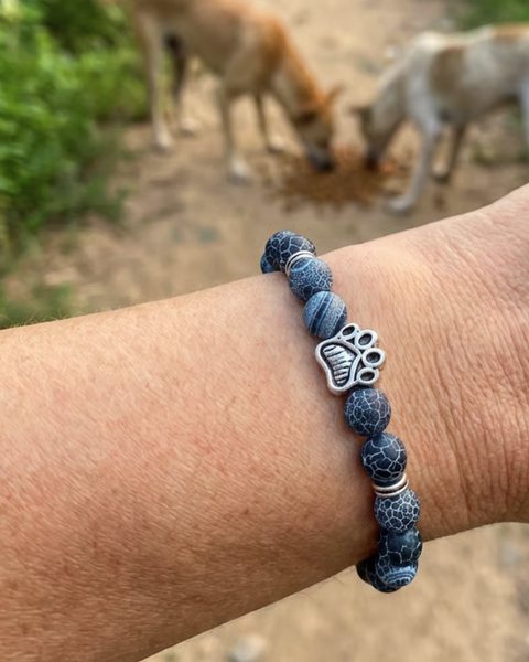 Una muñeca con una pulsera de cuentas de Rescue Paws